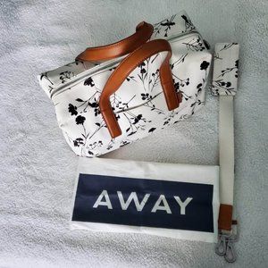 Away "The Everywhere Bag"  in Floral Canvas